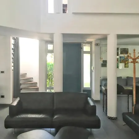 Maison Spacieuse Avec Piscine A *